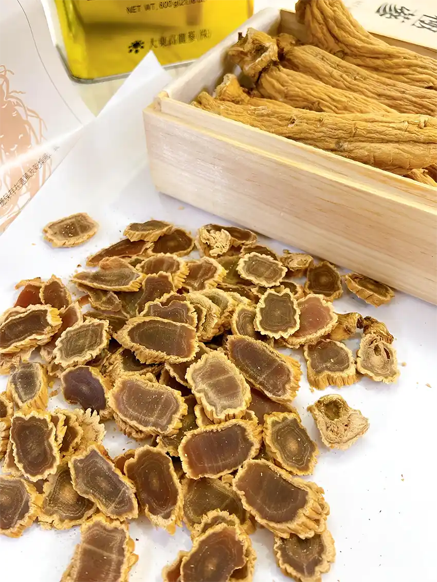 Sau khi làm mềm, bạn có thể dễ dàng thái lát sâm củ khô theo ý muốn Sau khi làm mềm, bạn có thể dễ dàng thái lát sâm củ khô theo ý muốn