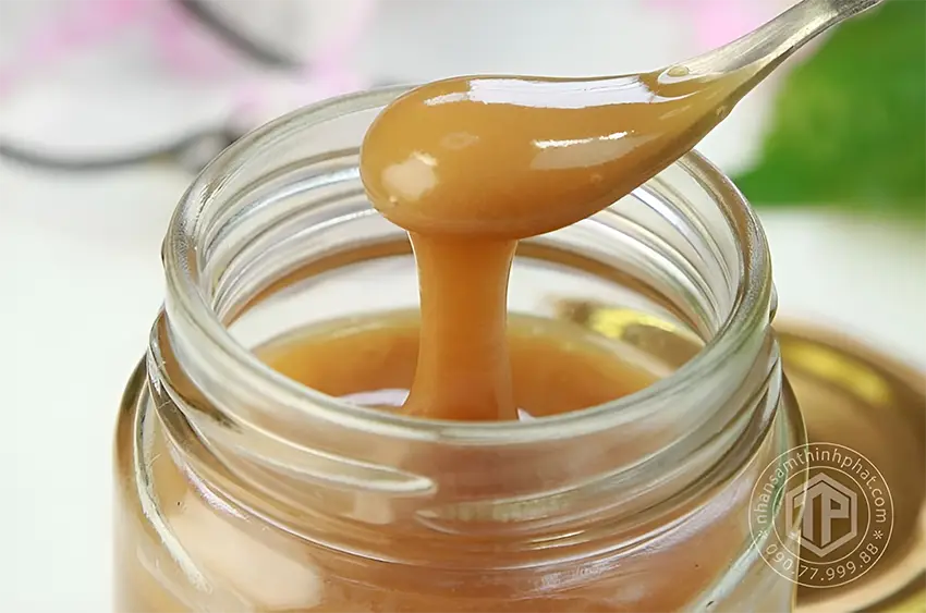 Mật ong Manuka còn chứa phấn hoa và keo ong nên có màu vàng đục và mùi thơm đặc trưng