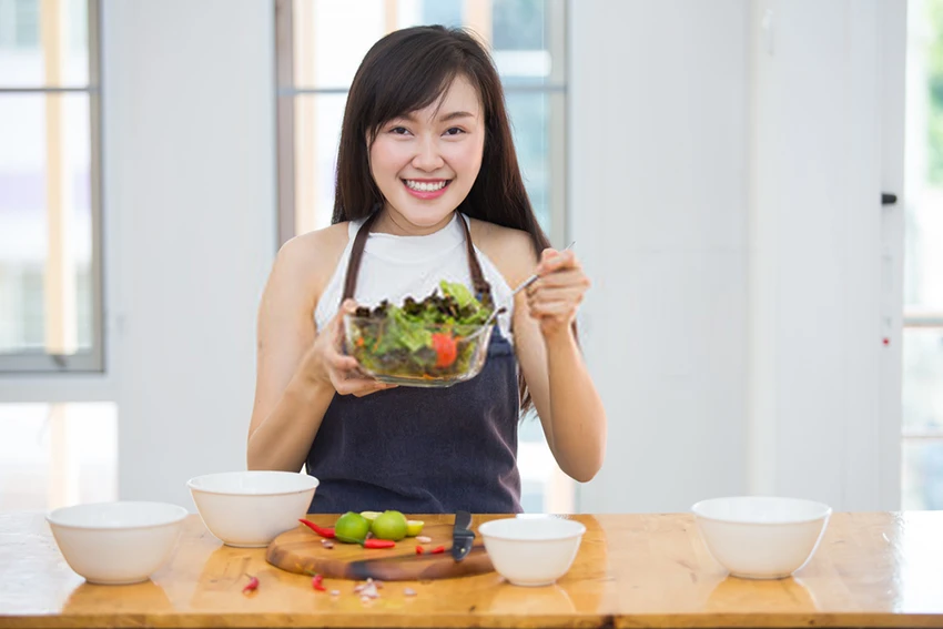 Tự tay chế biến các món ăn hằng ngày giúp chúng ta dễ dàng cân đối dinh dưỡng hơn