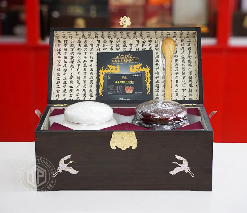 Cao hắc sâm đông trùng hạ thảo Hàn Quốc hộp gỗ 2 hũ x 500g Cao hắc sâm đông trùng hạ thảo Hàn Quốc hộp gỗ 2 hũ x 500g